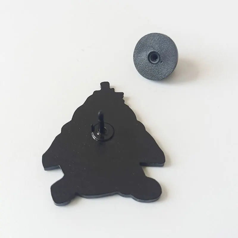 Anime giapponesi One Piece Spille da bavero per zaino Spilla smaltata Uomo Donna Spille Cool Valigetta Distintivi Accessori per gioielli