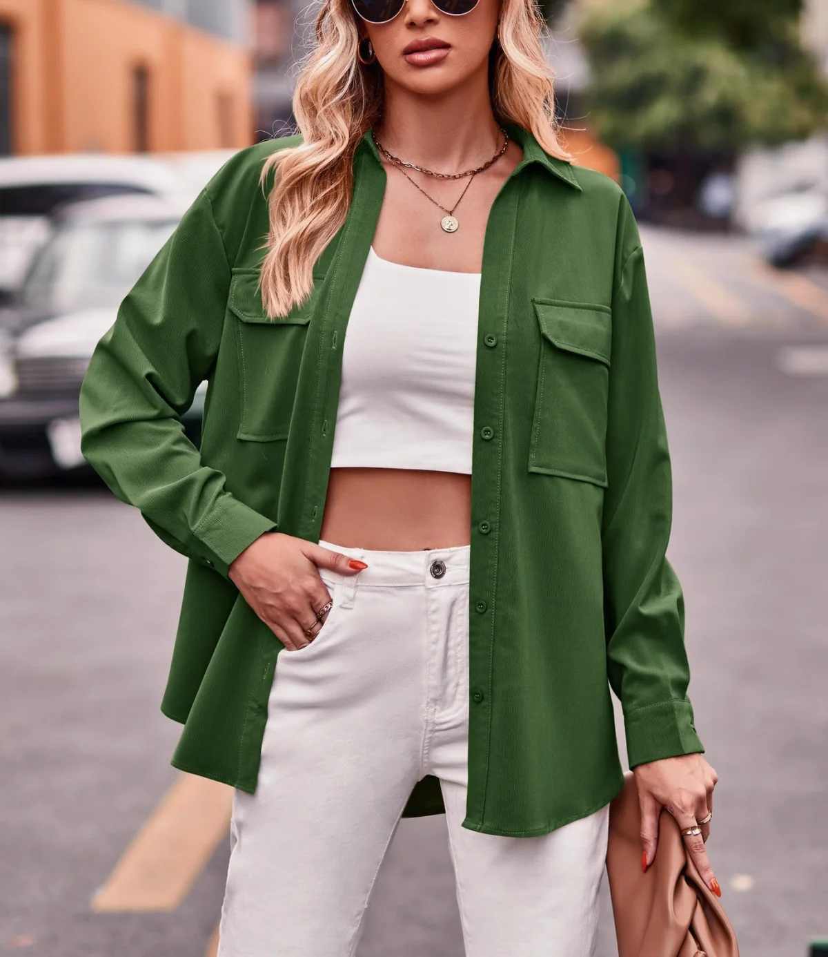 Camicia a maniche lunghe retrò verde oliva con doppie tasche sul retro, vestibilità ampia, stile vintage, abbigliamento casual da uomo