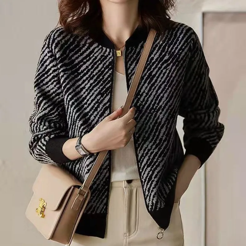 Baseball jacket for women, spring and autumn 2024 new zipper knitted cardigan for women, long sleeved French retro striped top