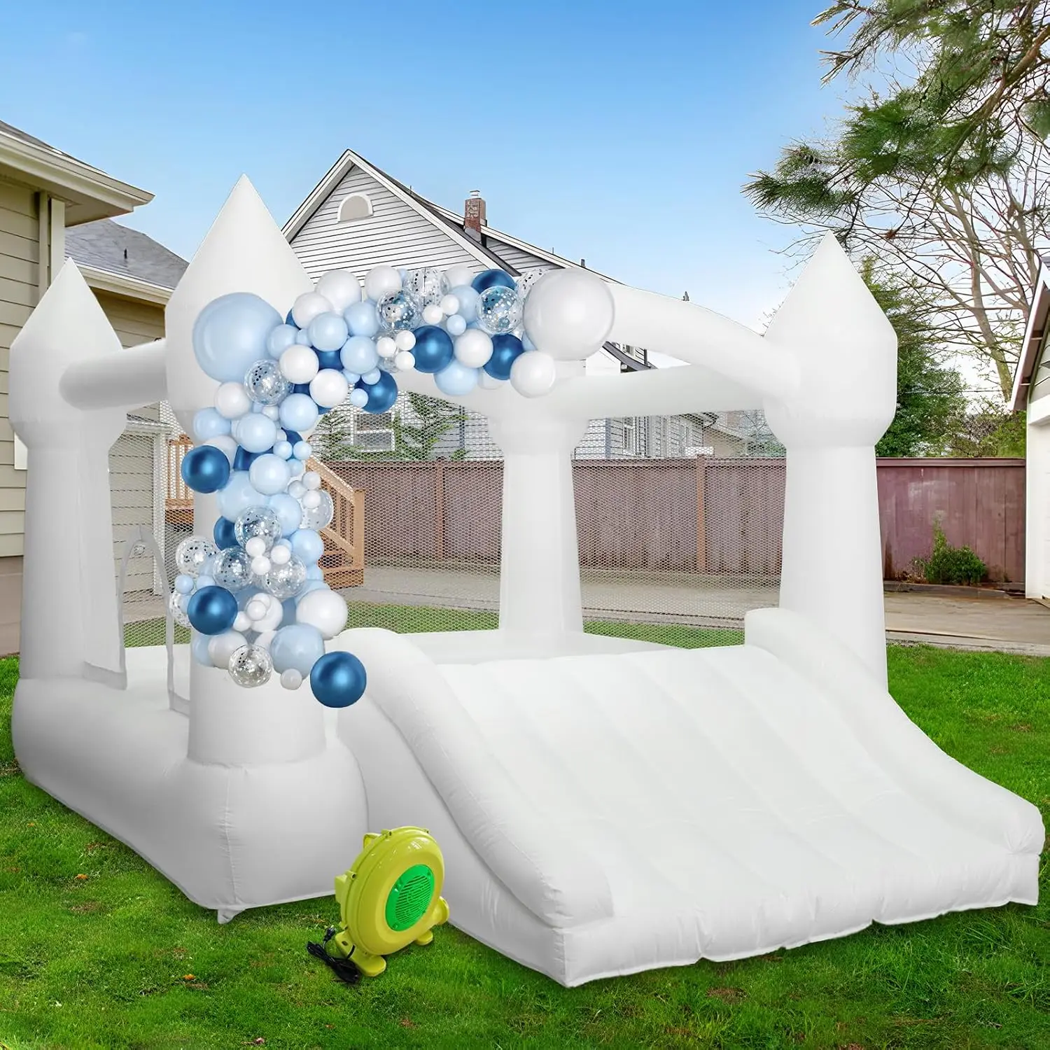 Nadmuchiwany domek do skakania White Castle 3,6 m x 2,7 m x 2,2 m, do użytku wewnątrz i na zewnątrz, z zjeżdżalnią i dmuchawą.