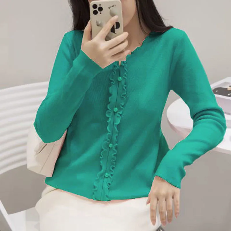 

Spring and Autumn New Long Sleeved Knitted Women's Slim Fit V-neck Bottom Shirt Temperament Nailed Pearl Ear Edge Women's Top