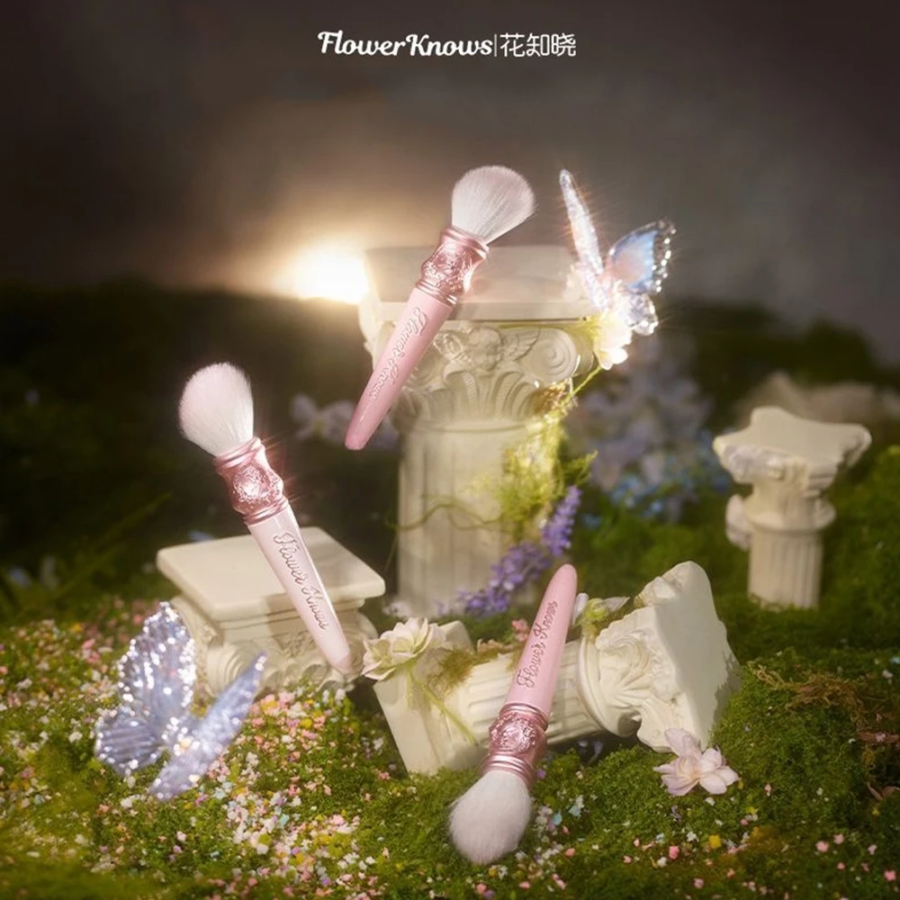 Flower Knows Swan Ballet Strawberry Rococo Blush Spot Brush แปรงแต่งหน้าขนปุยเครื่องปรับอากาศเครื่องมือแต่งหน้าดอกไม้รู้