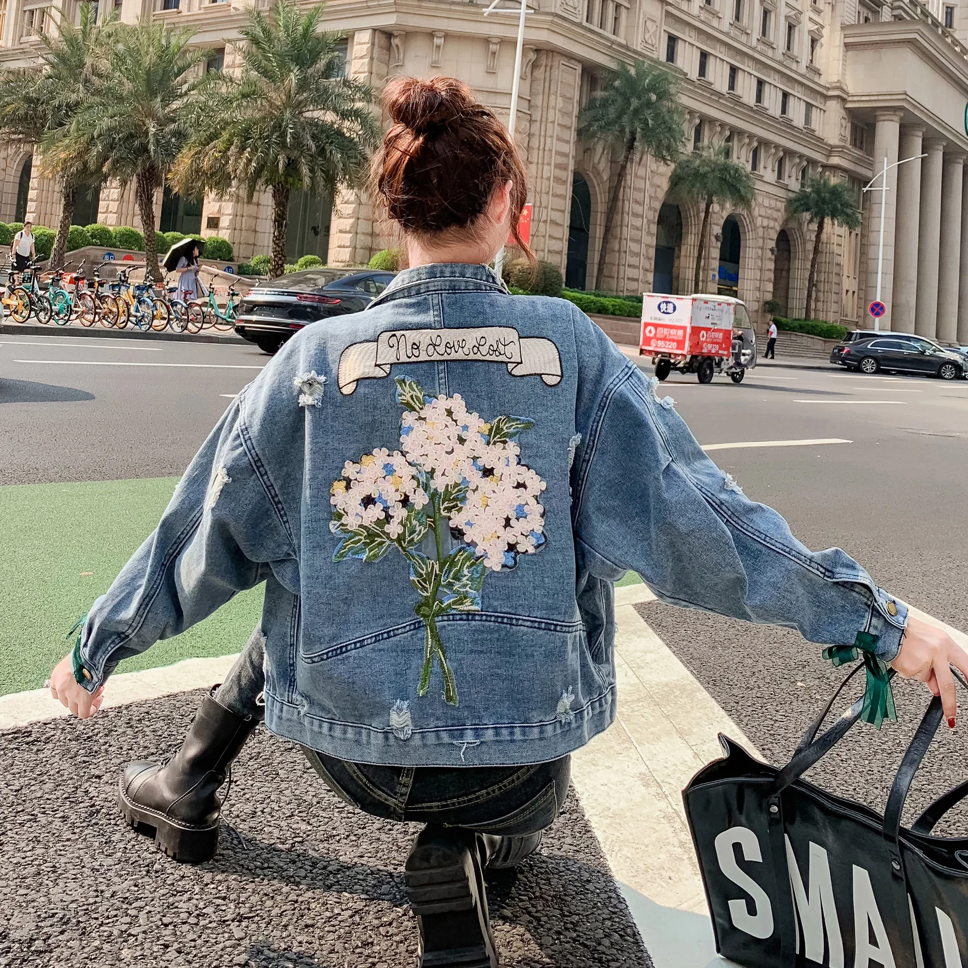 Chaqueta vaquera bordada holgada de estilo europeo para mujer, abrigo azul de un solo pecho con flores perforadas, primavera y otoño