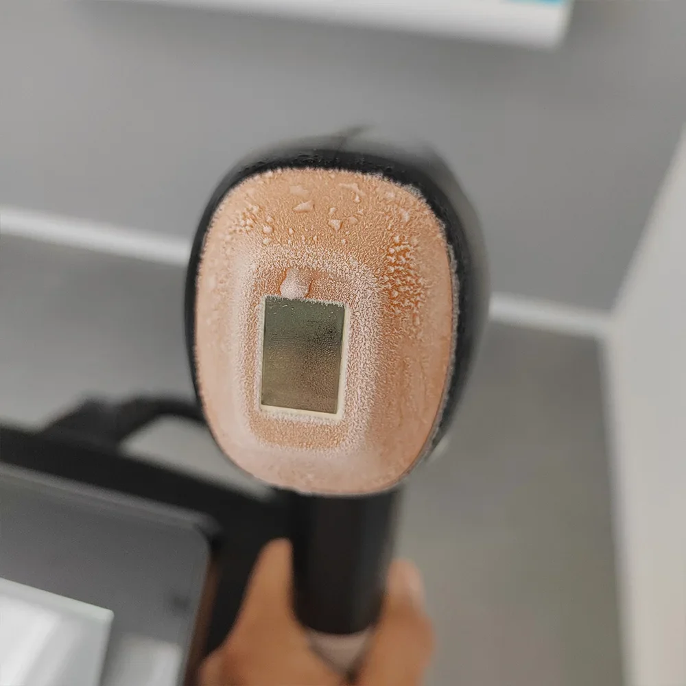 آلة إزالة الشعر بالليزر ديود آمنة وغير مؤلمة دائمة 808NM 755NM 1064Three أطوال موجية تكنولوجيا البلاتين الجليدي الرعاية البدنية