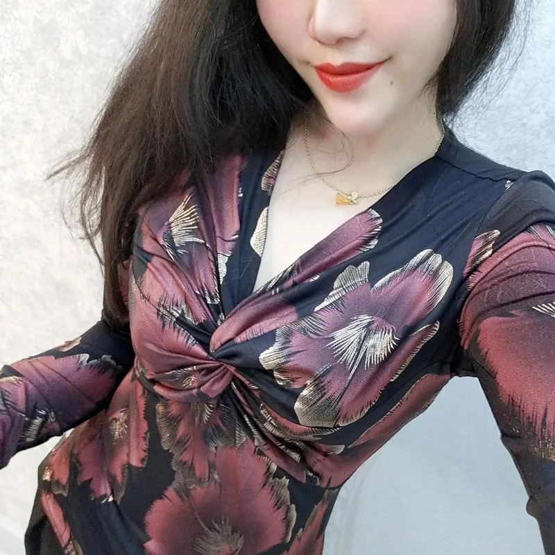 

Autumn and Winter Women's 2025Pullover Fashion Patchwork Print Cross Folds V Neck Sexy T-shirt Versatile Long Sleeved Tops ZT153