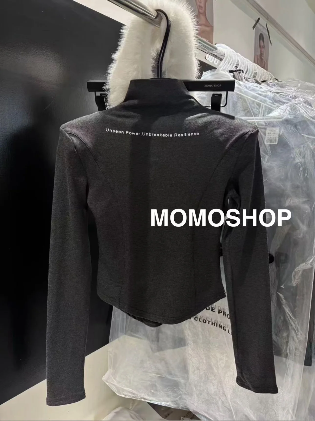 Fce-gefüttertes Damen-T-Shirt mit hohem Kragen und schmaler Passform, Oulder-Pad, bequeme Baumwolle, langes Winter-Top, bedrucktes Design