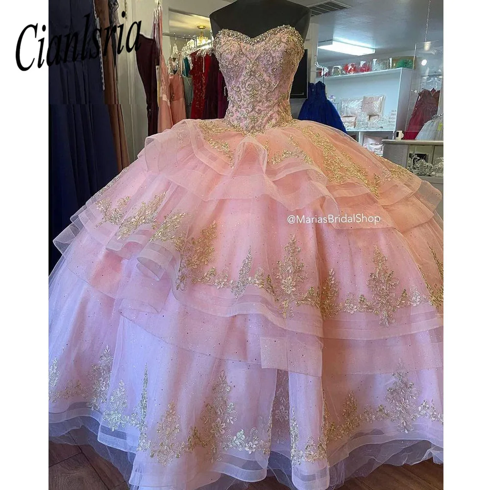 

Pink Sweetheart Sleeveless Tiered Skirt Quinceanera Dress Ball Gown Crystal Beading Appliques Lace Corset Vestido De 15 Anos