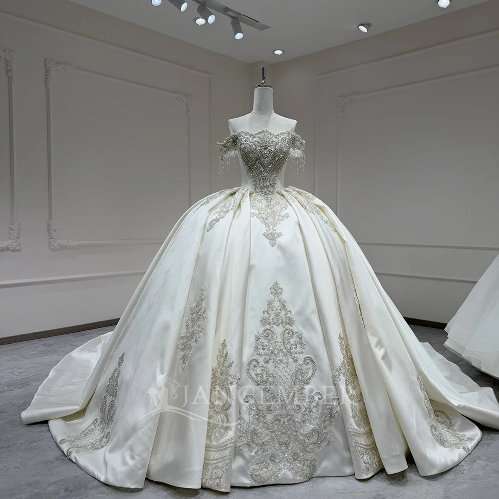 

Классическое свадебное платье на заказ с короткими рукавами, кружевной спинкой, шнуровкой, шлейфом и блестками.