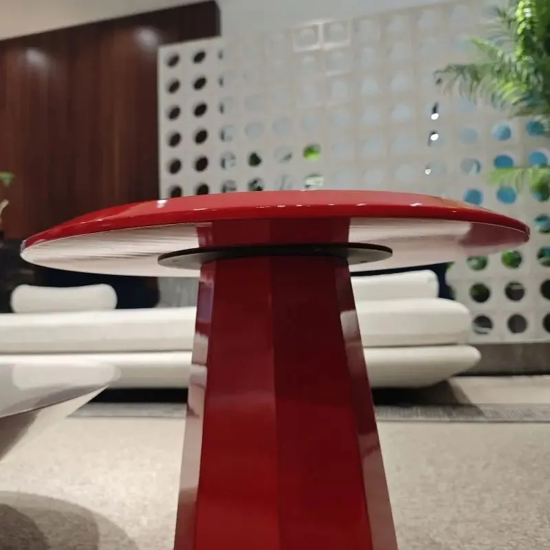 غرفة معيشة بأسلوب بسيط، طاولة مستديرة، طاولة جانبية للقهوة، غرفة فندق عائلية #6