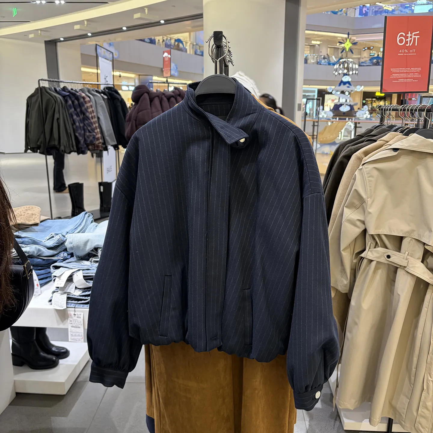 

Новая женская одежда 2026 года: модная европейско-американская свободная куртка-пилот в полоску с воротником-стойкой и длинными рукавами