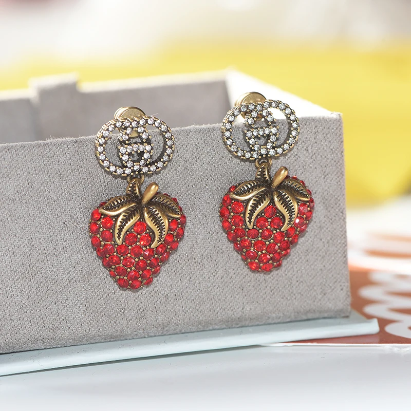 

Retro high-end strawberry earrings, medieval light luxury celebrity temperament earrings