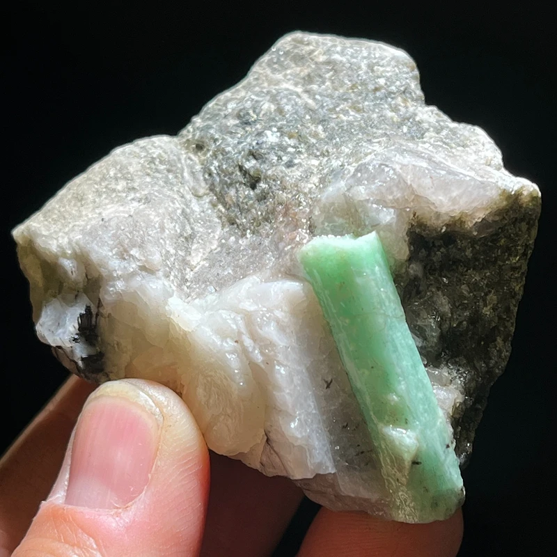 100% Natural Green Emerald Mineral Gem Grade Crystal Specimen Gemstones and Crystals Quartz Crystals for Furniture Decoration