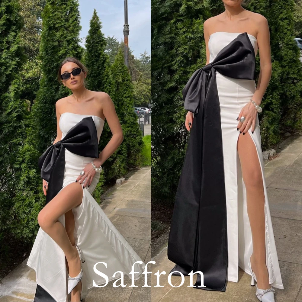 Maßgeschneidertes reines trägerloses A-Linien-Abendkleid, zartes Promi-Kleid mit seitlichem Schlitz, exquisites Partykleid mit schwarzen Schleifenbändern