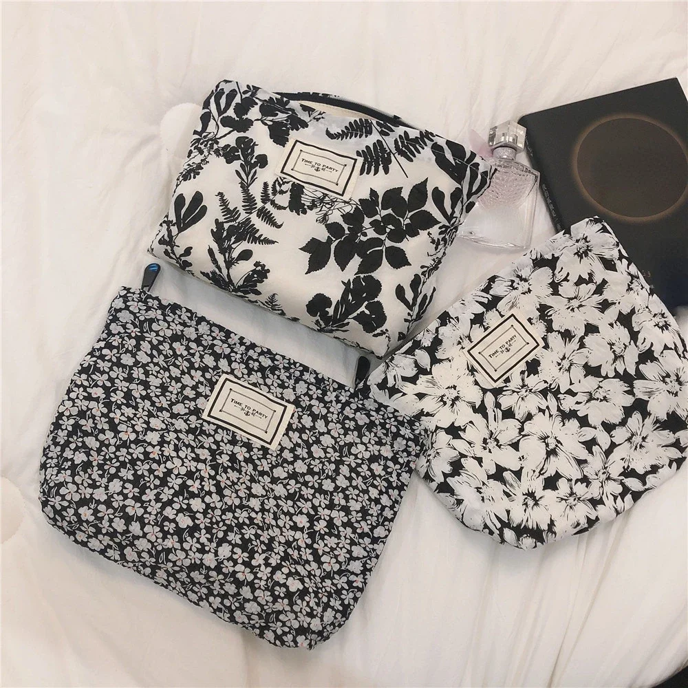 Travel Cosmetic Organizer Pouch Retro Black White Floral Clutch Cosmetic Bag Large makeup case Toiletries Storage Bag Wash Bag