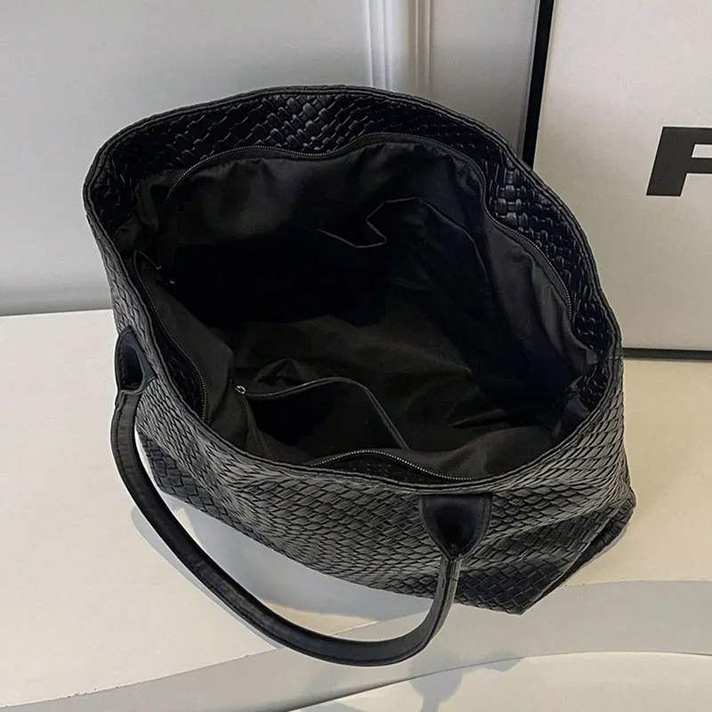 حقيبة يد ذات سعة كبيرة بنمط منسوج، حقيبة كتف عصرية، تصميم متخصص، حقيبة كتف بلون موحد، مناسبة للتسوق اليومي