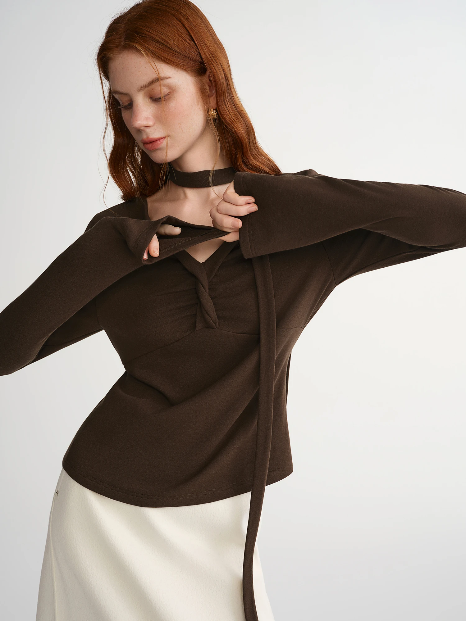 DUSHU Plus-Size Irregular Twist Brown T-shirt Long Sleeve V-neck Slim Retro Trendy 2025 Winter Wear Inner Top Simple Pullovers