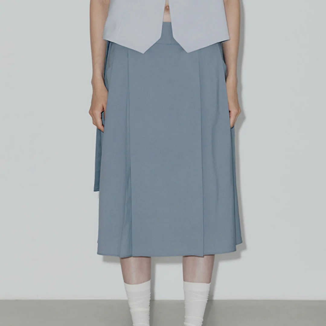 Spodnie damskie 7/8 z wysokim stanem, plisowane, szerokie nogawki, styl casual, kolekcja wiosna/lato 2025.