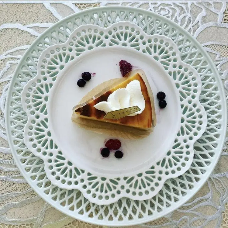 

European-style hollow embossed plate, vintage ceramic tableware, dessert, exquisite western plate корейская посуда