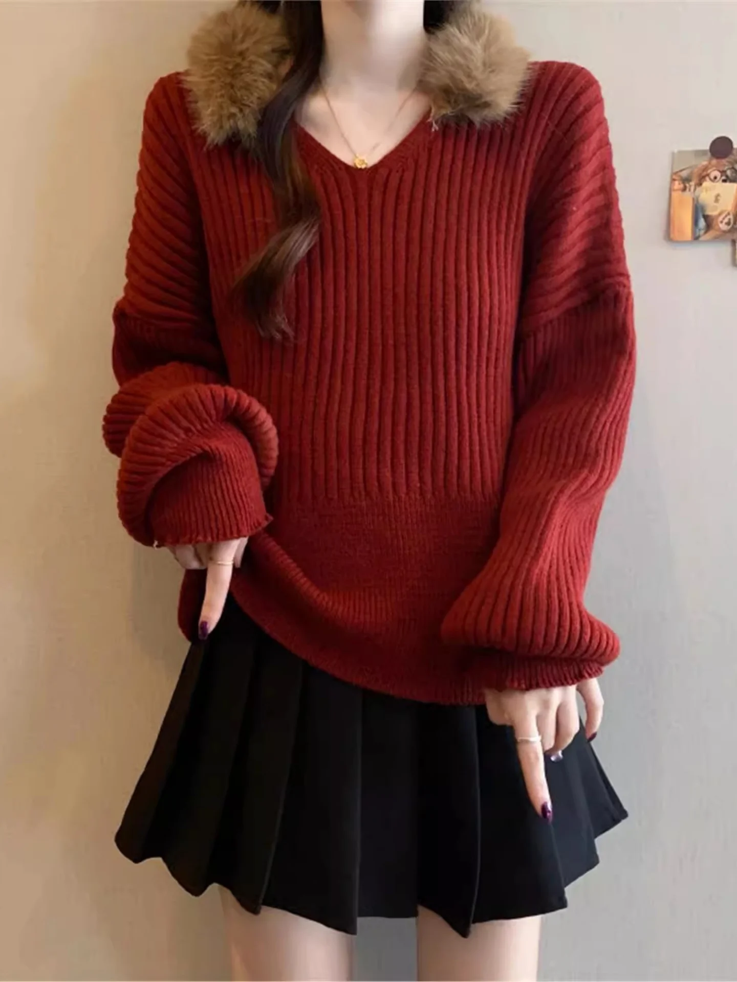 

Винно-красный вязаный свитер с V-образным вырезом и длинными рукавами для женщин больших размеров, модный и стильный топ для молодых девушек на осень-зиму, омолаживающий образ.