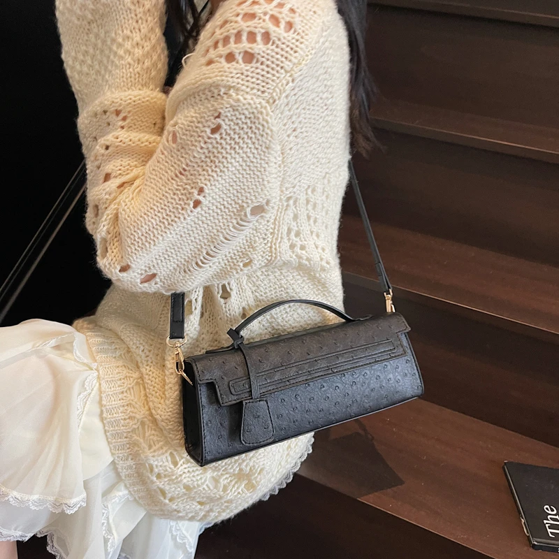 

Стильная элегантная сумка для подгузников премиум-класса. Минималистичная дизайнерская кожаная сумка через плечо для модной и стильной женщины.