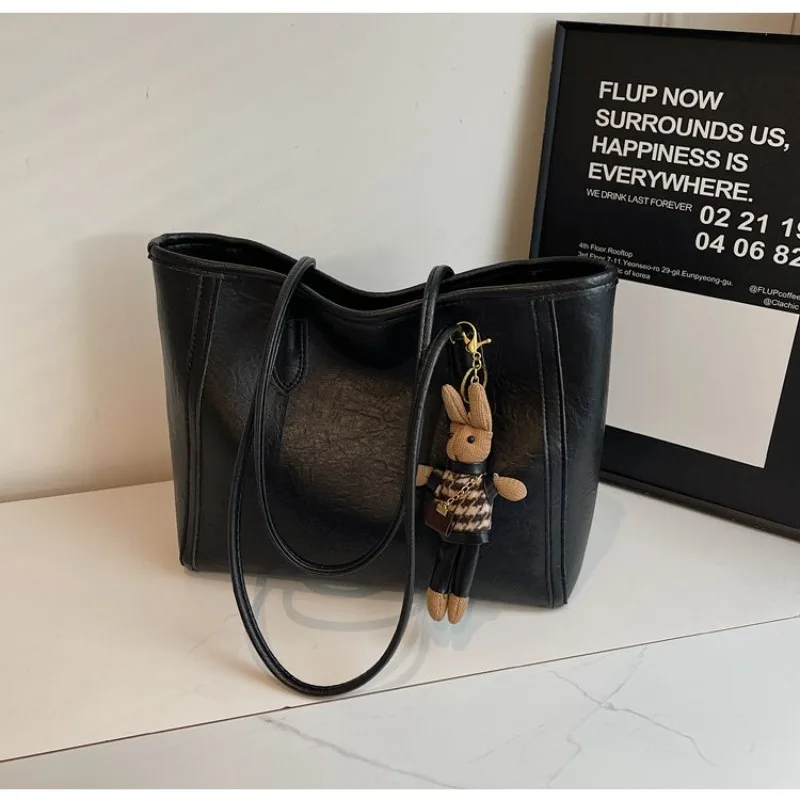 

Элегантная женская сумка-тоут из натуральной кожи с вместительным отделением, классический дизайн, люксовый бренд.