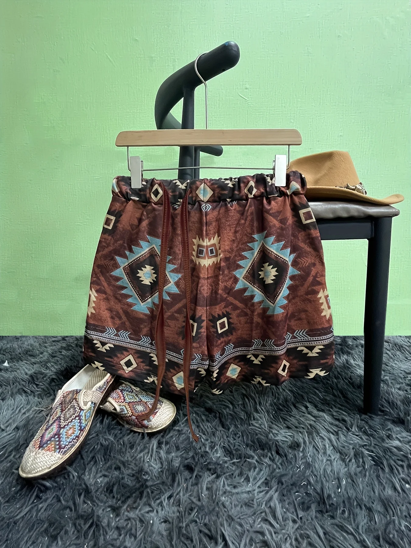 Celana Pendek Wanita Motif Geometris Retro Barat
