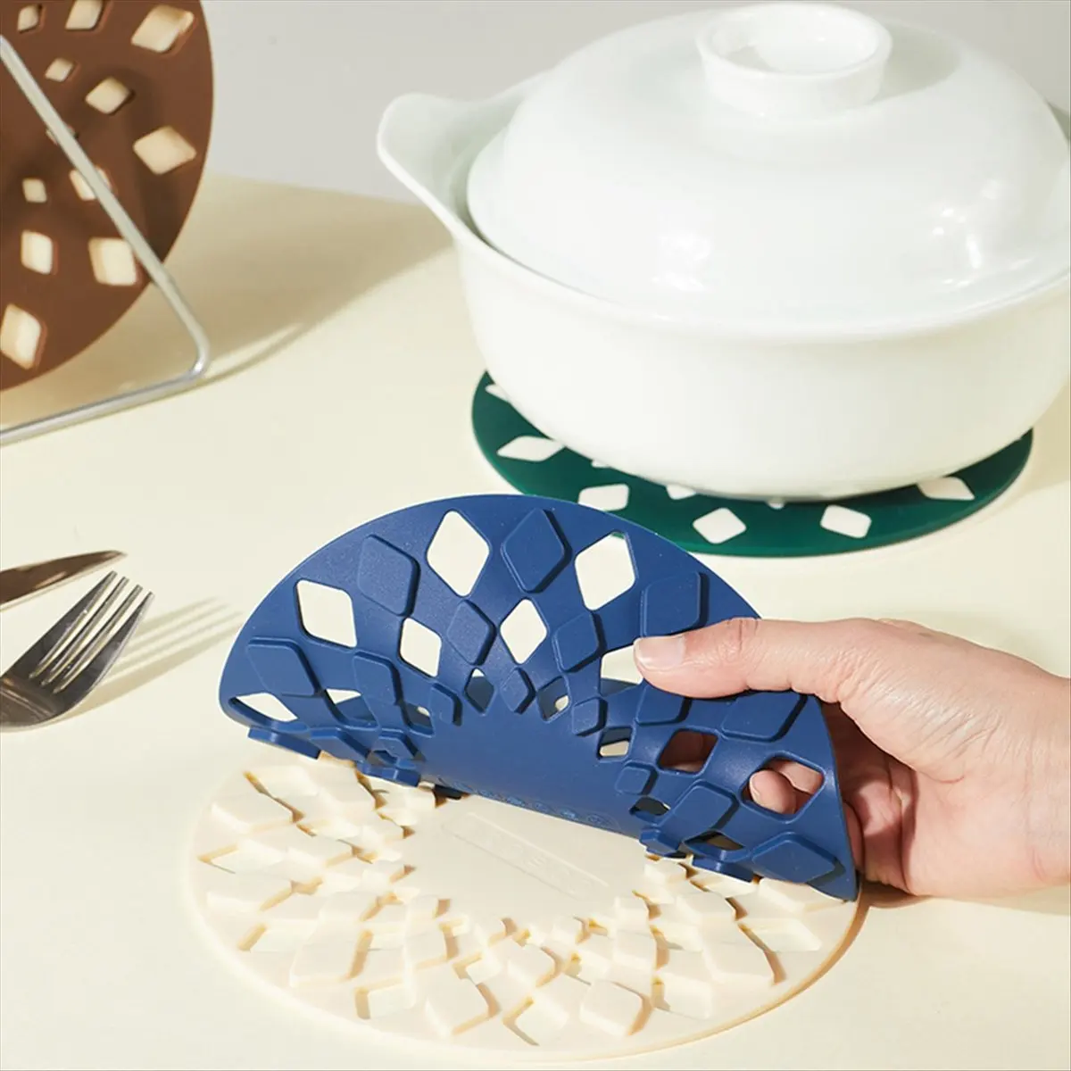 

Rank! Heat Insulation Silicone Mat High-Temperature Resistant Sand Pot Mat Hollow AntiScalding Table Placemat F