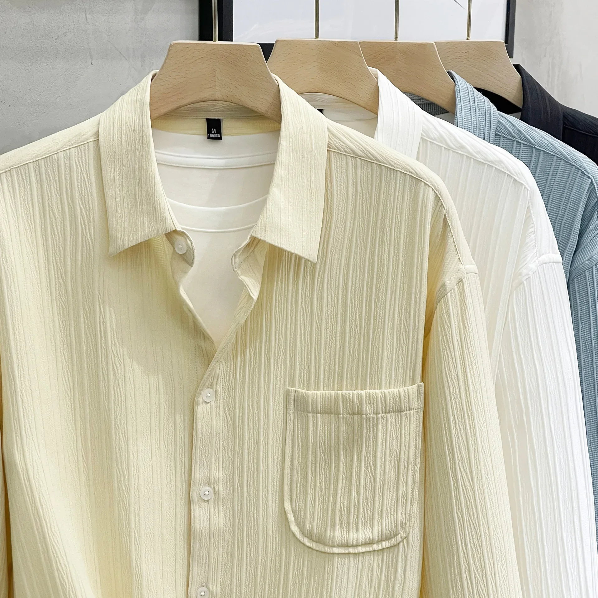 เสื้อเสื้อแขนยาวผู้ชายกระดุมแถวเดียวคอปกเสื้อเสื้อตัวหลวมลำลองผู้ชายสีพื้นเสื้อแนวสตรีทชิคฤดูใบไม้ผลิฤดูใบไม้ร่วง