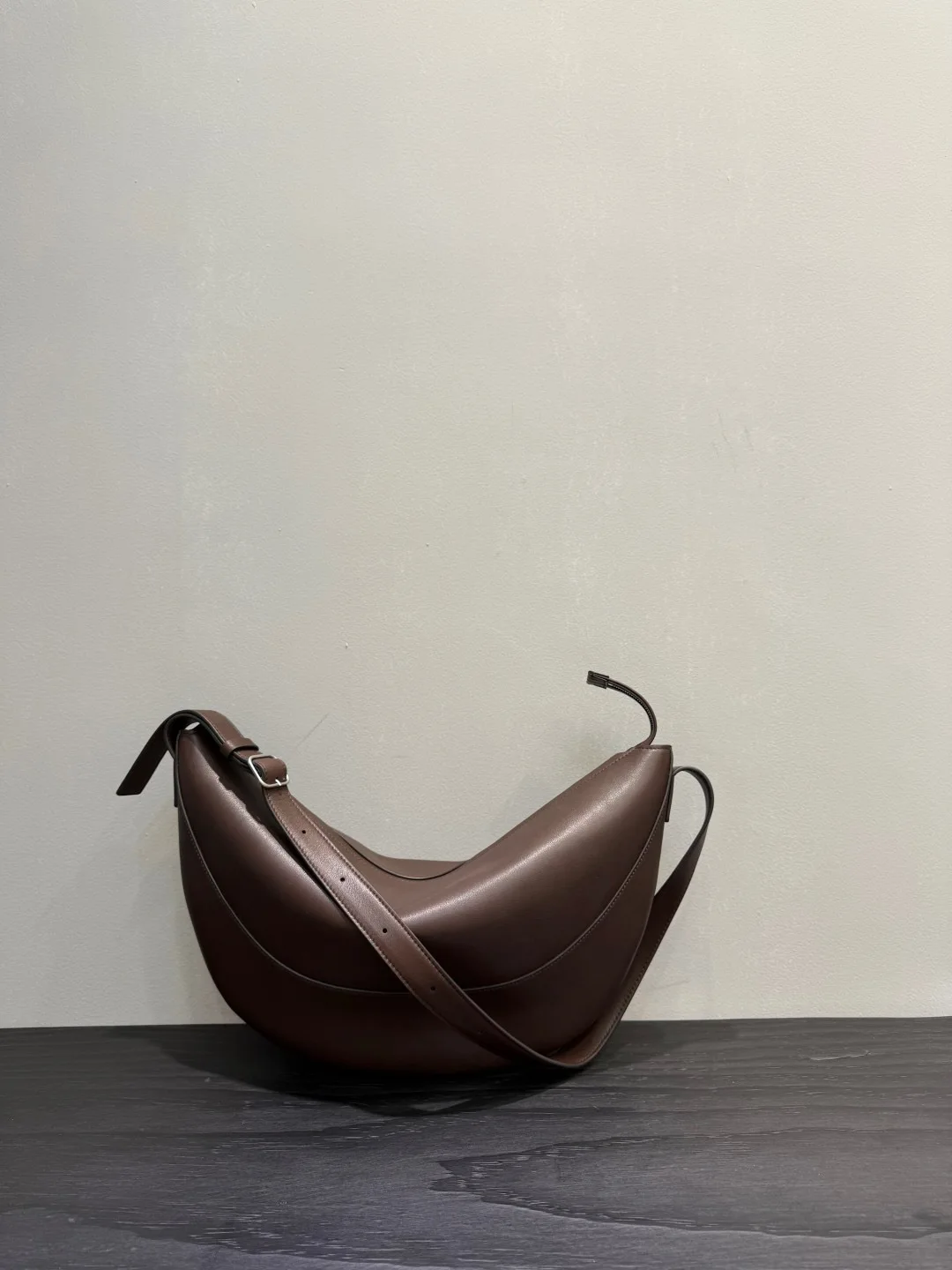 

2025 women top quality Tanned cowhide crescent-shaped handbag for carrying, all-steel with metal hardware, single-shoulder bag