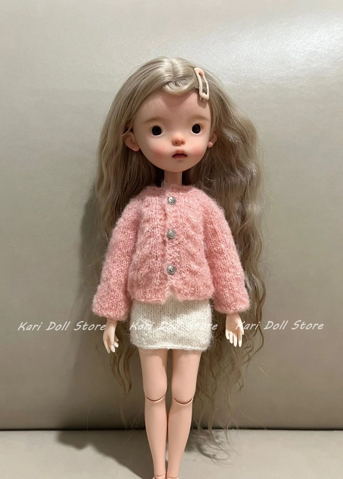 

Kari Doll Clothes and skirts 2026 Hand-knitted pink twisted cable cardigan sweater for Landazz Landoudou Doll