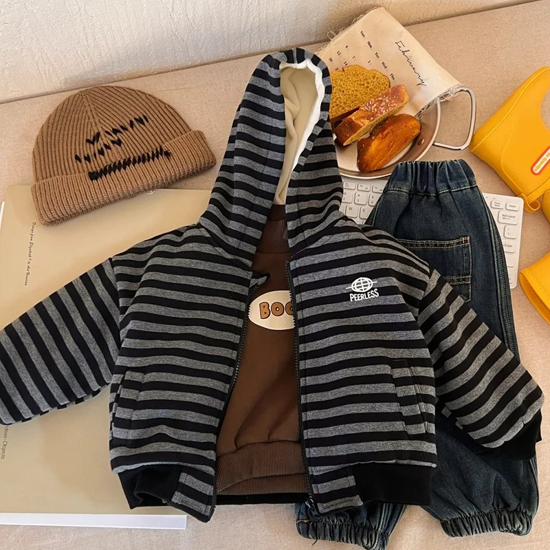 

The new 2023 children and children's wear coat wool fleece hoodie baby boy coat stripe upset to keep warm