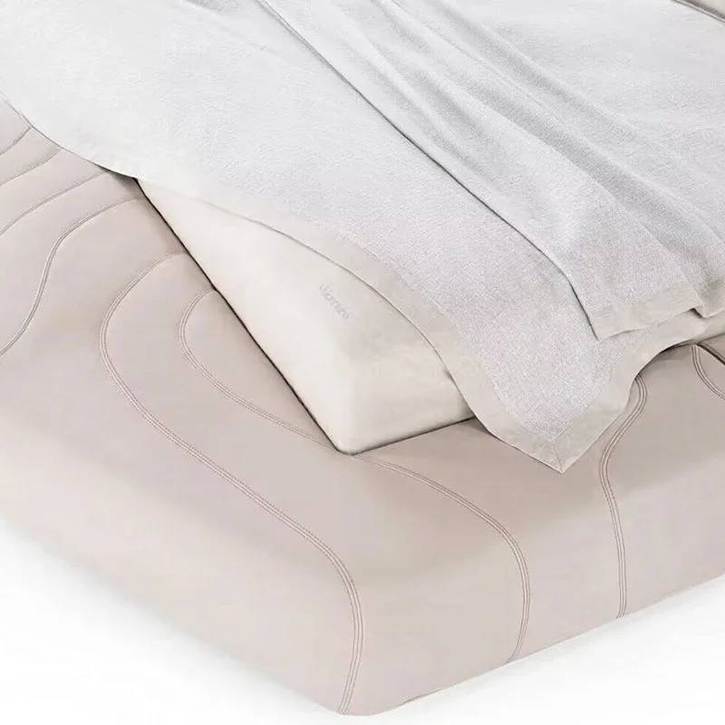 Tempat tidur ganda mewah bergaya villa dengan lampu putih, kamar tidur utama desainer, tempat tidur layar lebar kreatif