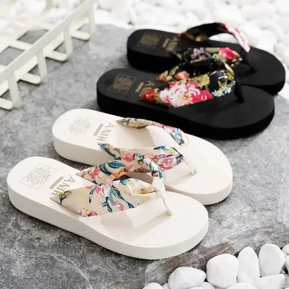 Zapatillas con estampado Floral para mujer, chanclas de cuña con plataforma y correa de satén bohemio, zapatos de playa de fondo grueso para exteriores, Verano