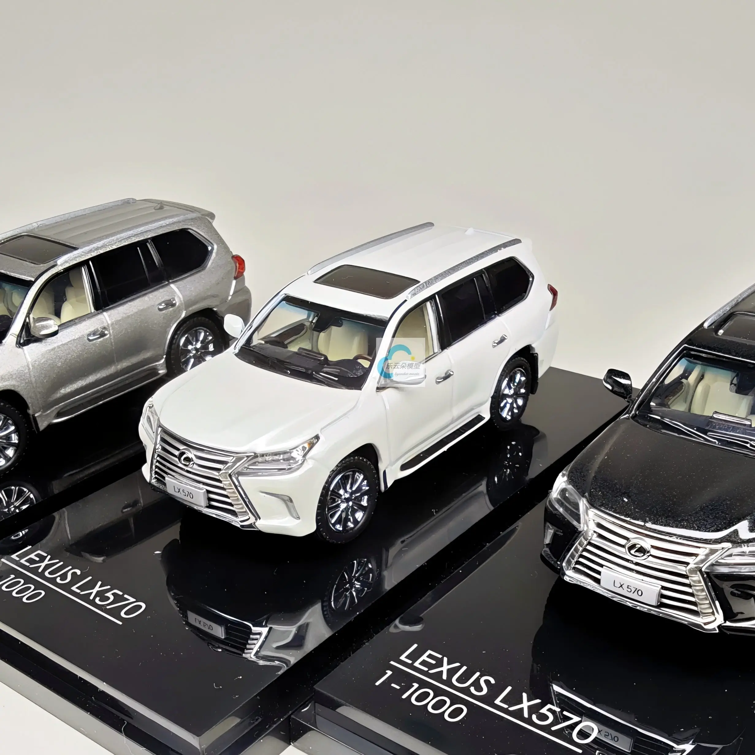 Kyosho 1/64 LX570 Diecast Alloy Car Model Front Wheel Steering Movable Mini SUV Vehicle In Stock Collection Gift for Hobbyists