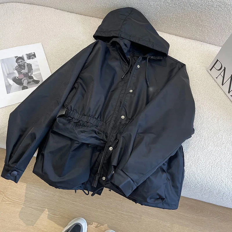Giacca Anorak nera da donna 2025 - Giacca a vento sottile stile coreano, cappotto autunnale chic con coulisse e cappuccio