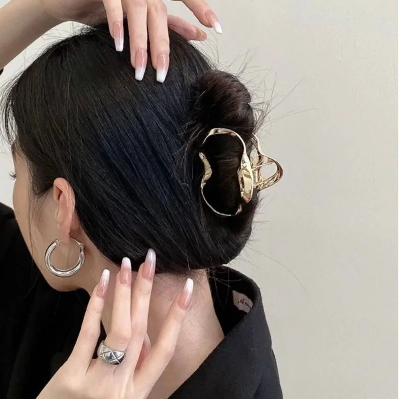 

Accessoires de cheveux en métal de ligne irrégulière liquide de niche pour les femmes