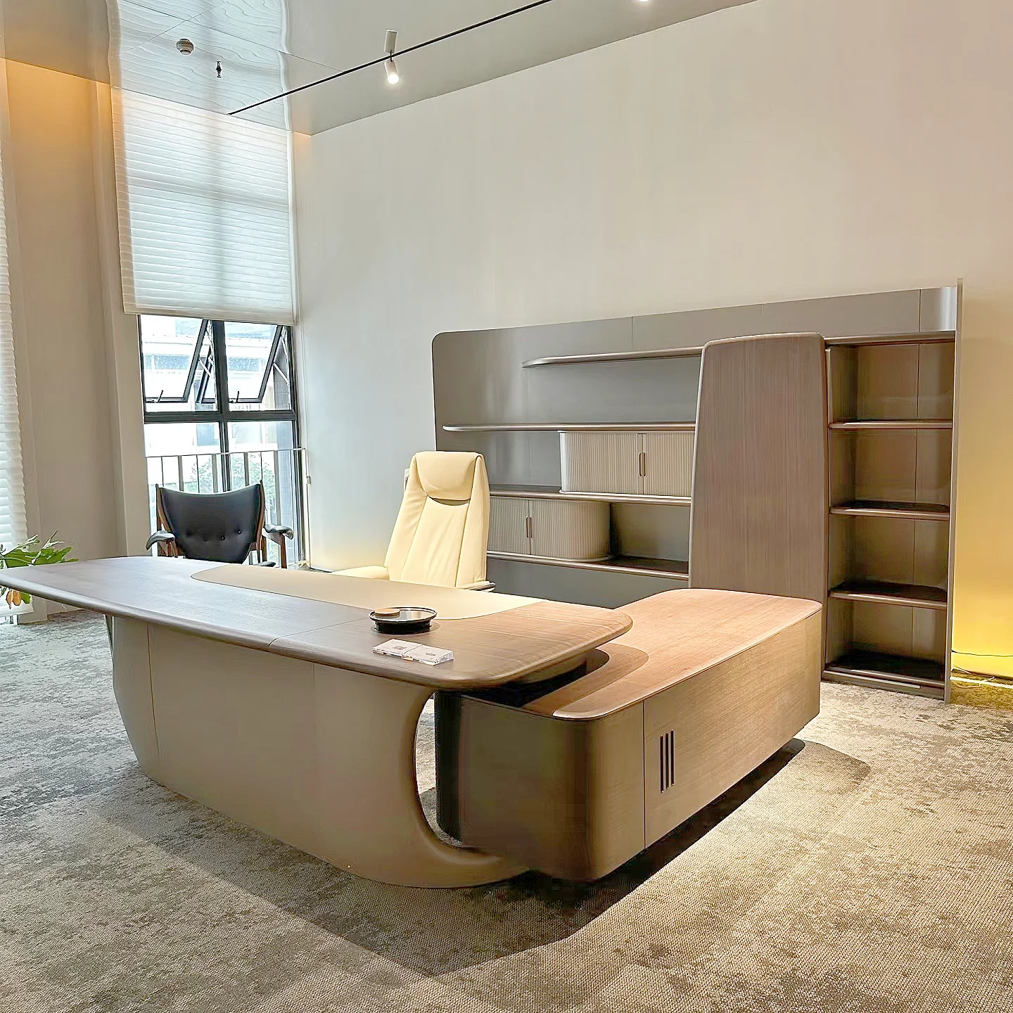 

*Modern Luxurious Large Console Boss Desk Office Furniture with Wooden Panel and Elegant and Durable