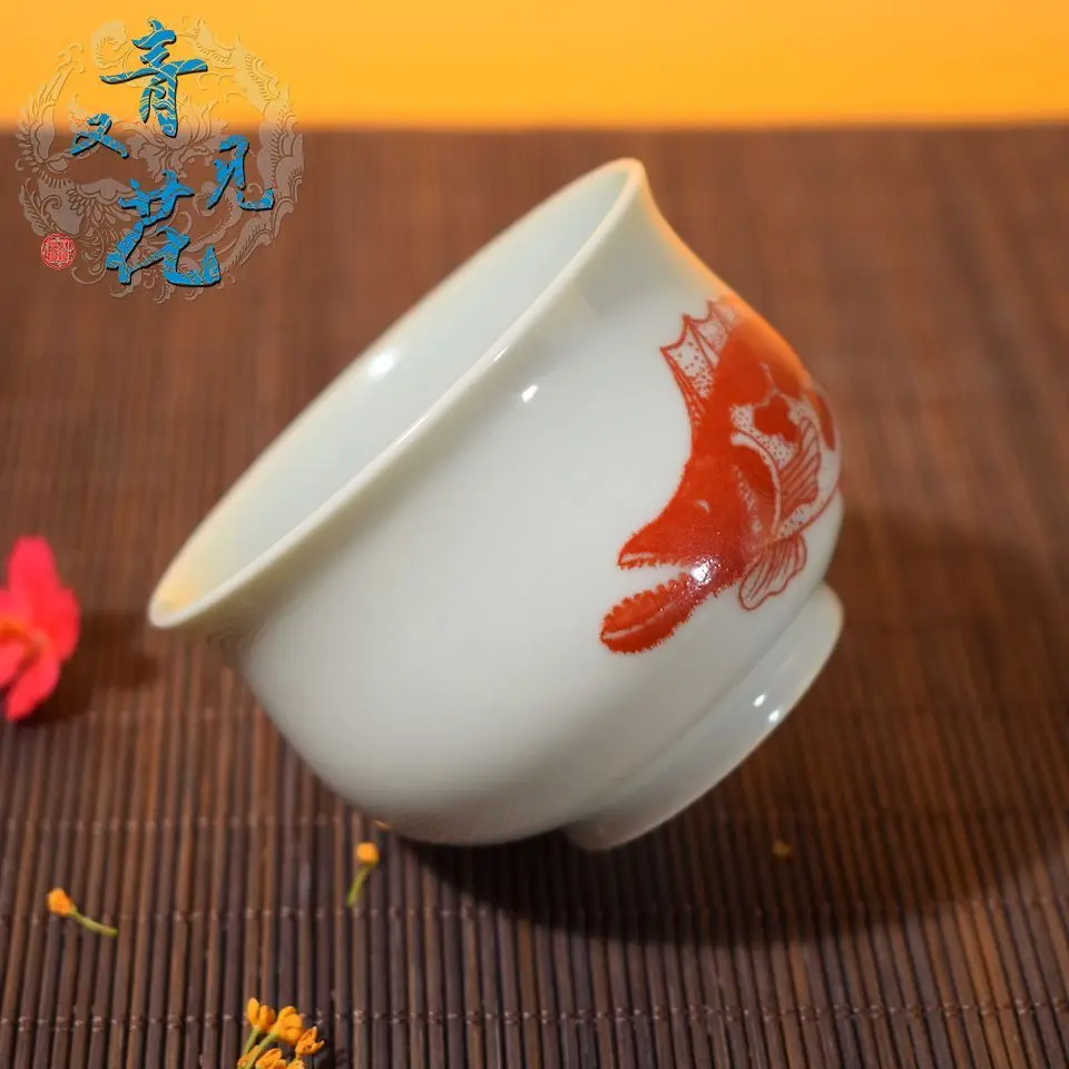 

Другой пример модели благотворительной программы Цинхуа: Чайная чашка ручной росписи из Цзиндэчжэня, с красным подглазурным рисунком в виде рыбы-мандарина, в стиле Лу.