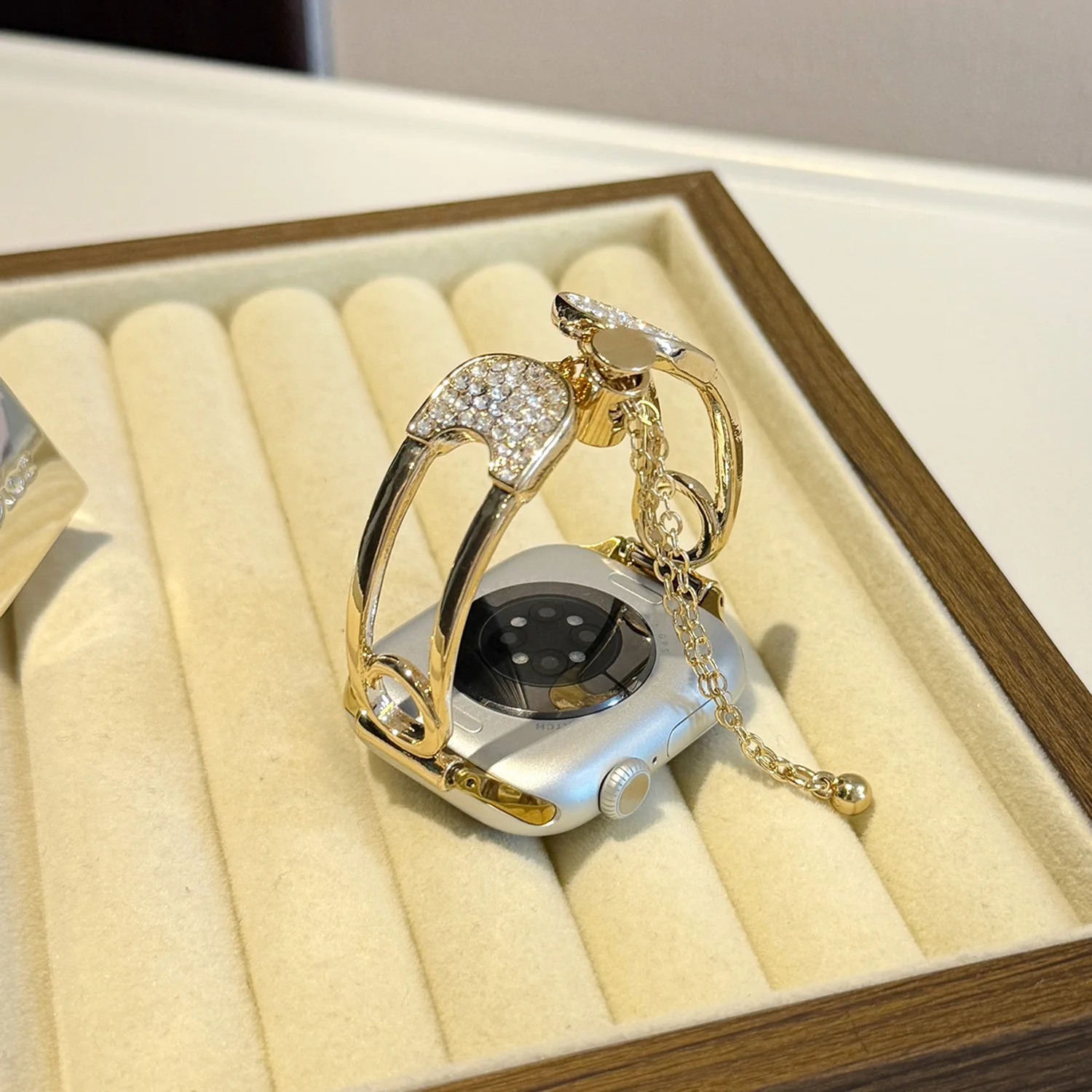 

Fashionable diamond studded metal strap for Apple Watch S10/9/8/7/6 42/41/40/38 S9 luxury wristband for iwatch 49 46 45 44 S5/S4