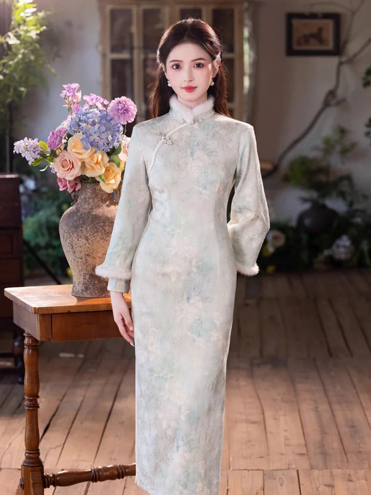 

Зима 2025 г., новый утолщенный длинный Cheongsam с принтом и волосатым воротником-стойкой, длинный Cheongsam Qipao