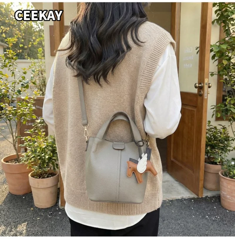 Bolso de cubo CEEKAY para mujer, color topo, de cuero PU texturizado, pequeño, con asa superior, colgante de caballo, correa larga, estilo dulce informal para el día a día