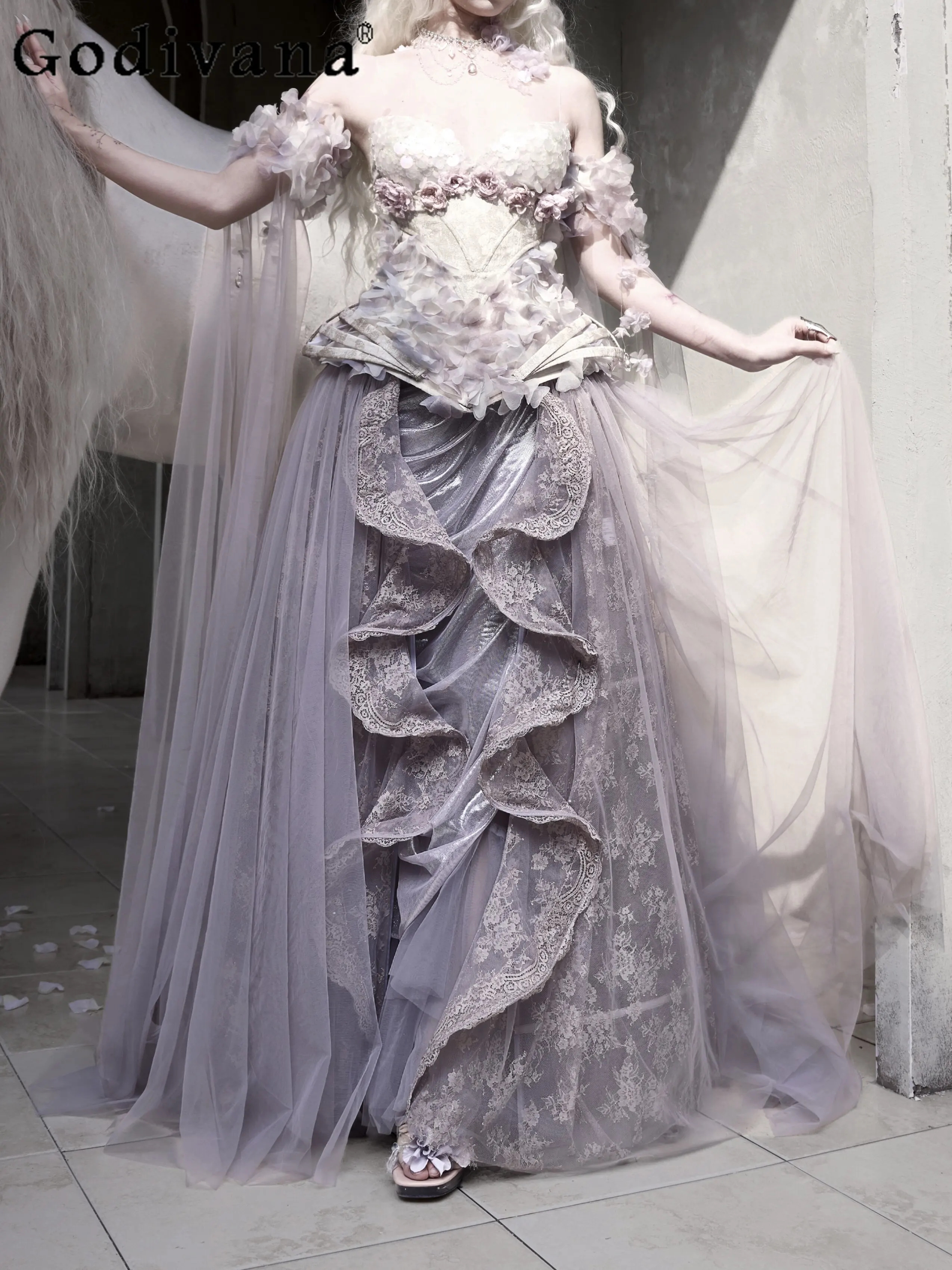 

Весна 2026: Новинка! Нежный и элегантный комплект в стиле феи: длинная юбка с высокой талией, кружевными и сетчатыми вставками, а также корсет с эффектом корсетной утяжки.