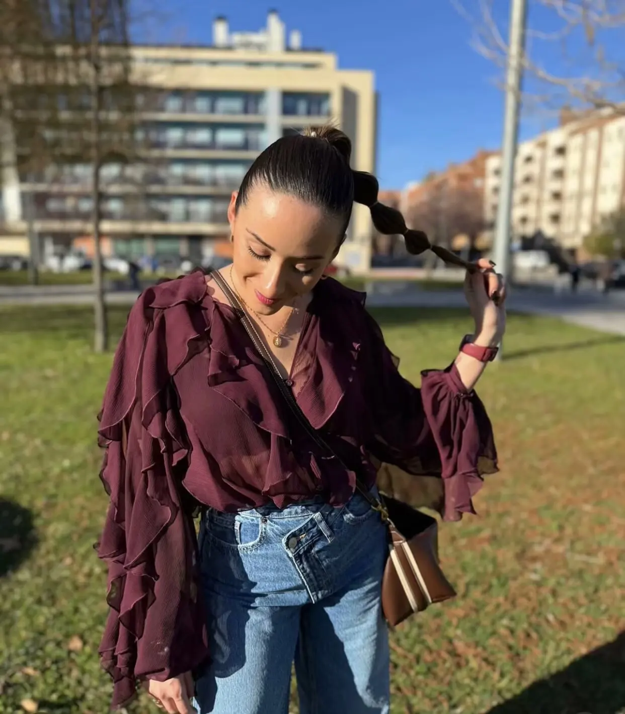 

Модная дизайнерская многослойная декоративная рубашка с v-образным вырезом и рюшами B88827