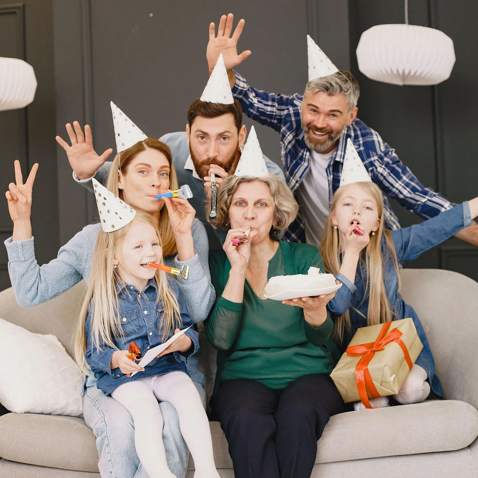 

110Pcs Long Nose Whistles Colorful Plastic Noise Makers Party Cheering Props Birthday Halloween Party Whistles