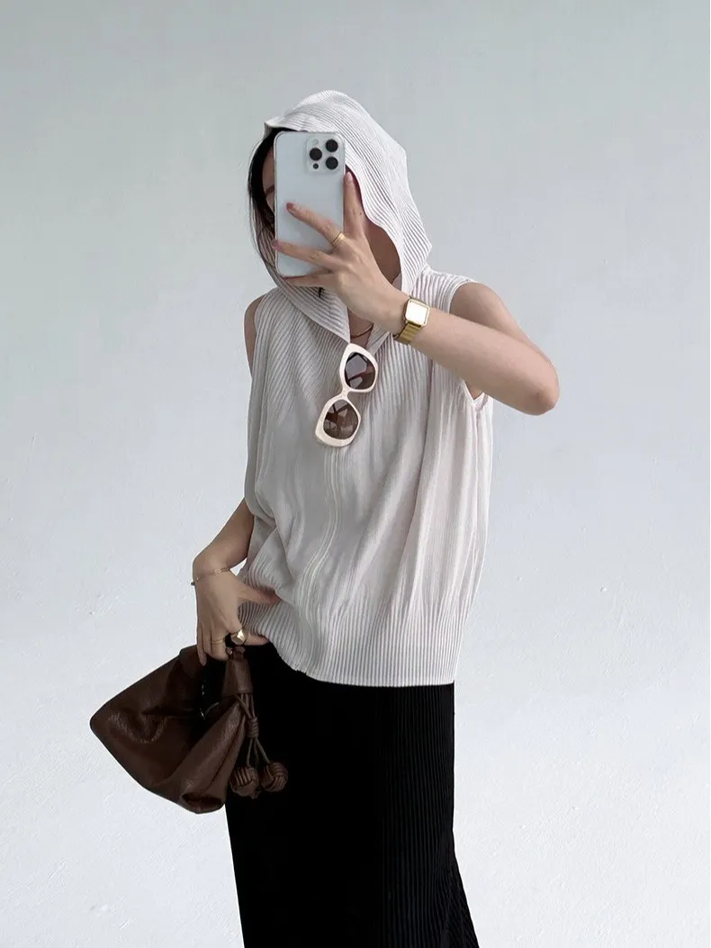 White Sleeveless Hooded Top Soft Fabric Loose Fit Casual Daily Wear 2025 Trendy Chic Stylish Modern Fashion Ensemble Comfort