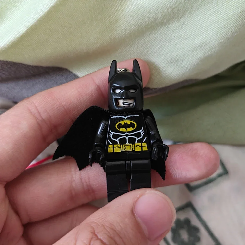 Batman Fairy Lego Schlüsselanhänger-Set, Niedliche Paar-Schlüsselanhänger mit Rosa Herz, Geschenk für Fans und Freunde – Detail 4