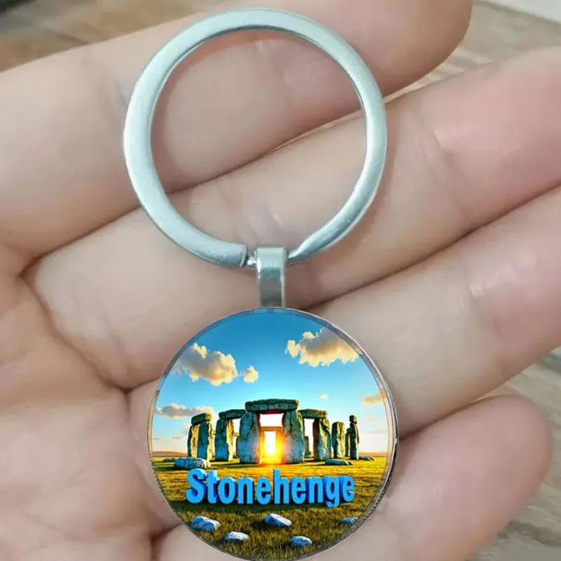Un llavero con diseño de cielo al atardecer y nubes, perfecto para llaves de coche y cumpleaños.