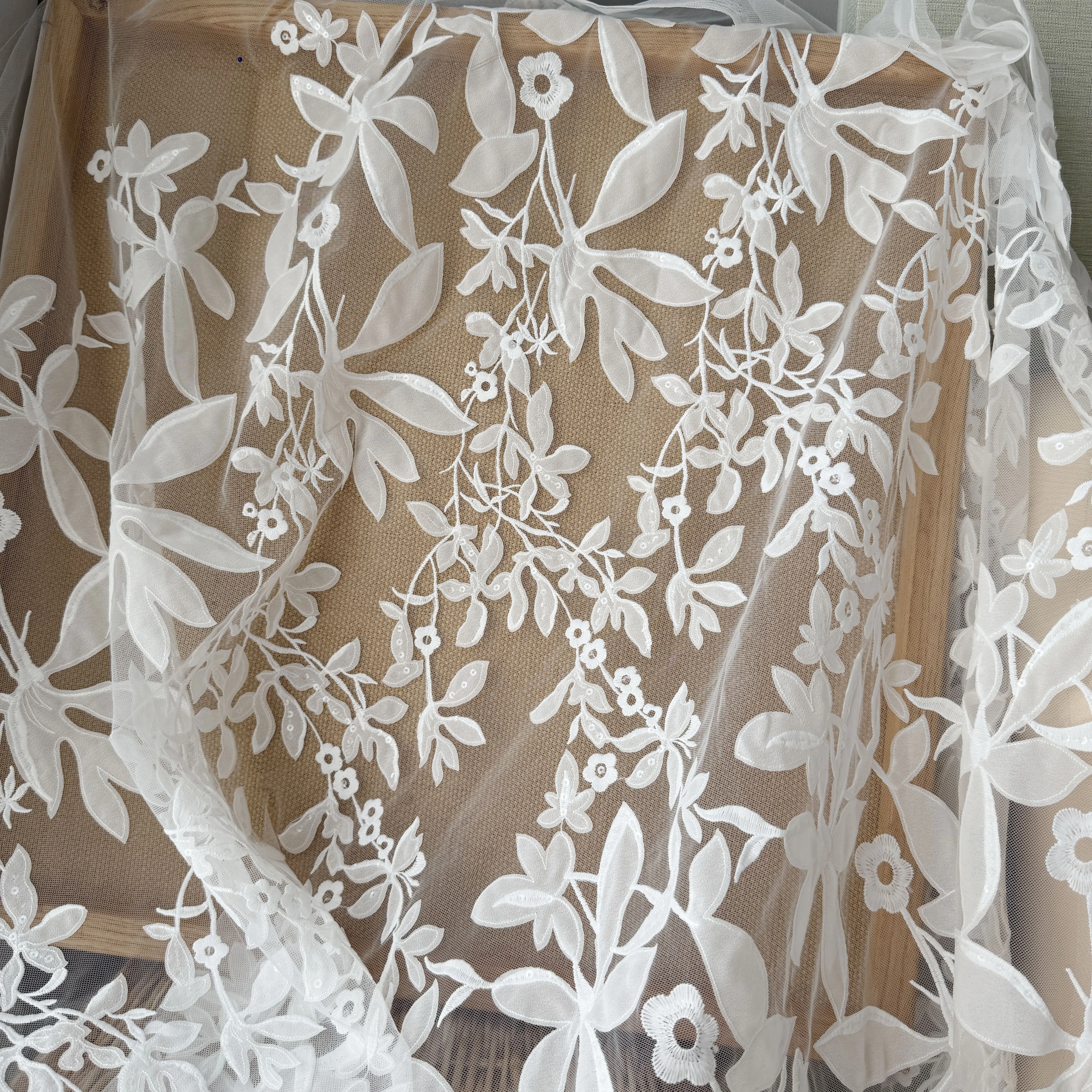 1 Yard 3D Laser-Cut Blumen- und Blätter-Spitzenband für Brautkleider und Hochzeiten mit floraler Stickerei – Detail 1