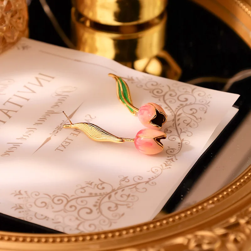 Pendientes de tuerca de esmalte hechos a mano románticos suaves, flor de tulipán pintada en rosa, serie Pastoral dulce, pendientes de gama alta