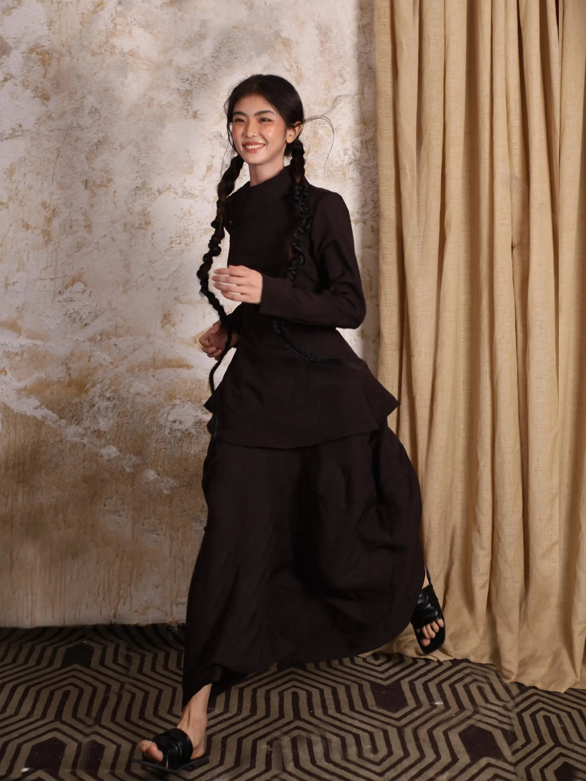 

Zhu ou винтажный комплект с нерегулярной текстурой пуговиц и воротником на талии с завязками на талии и мягкой юбкой с цветочным принтом, женский комплект Faion, весна 2025 г.